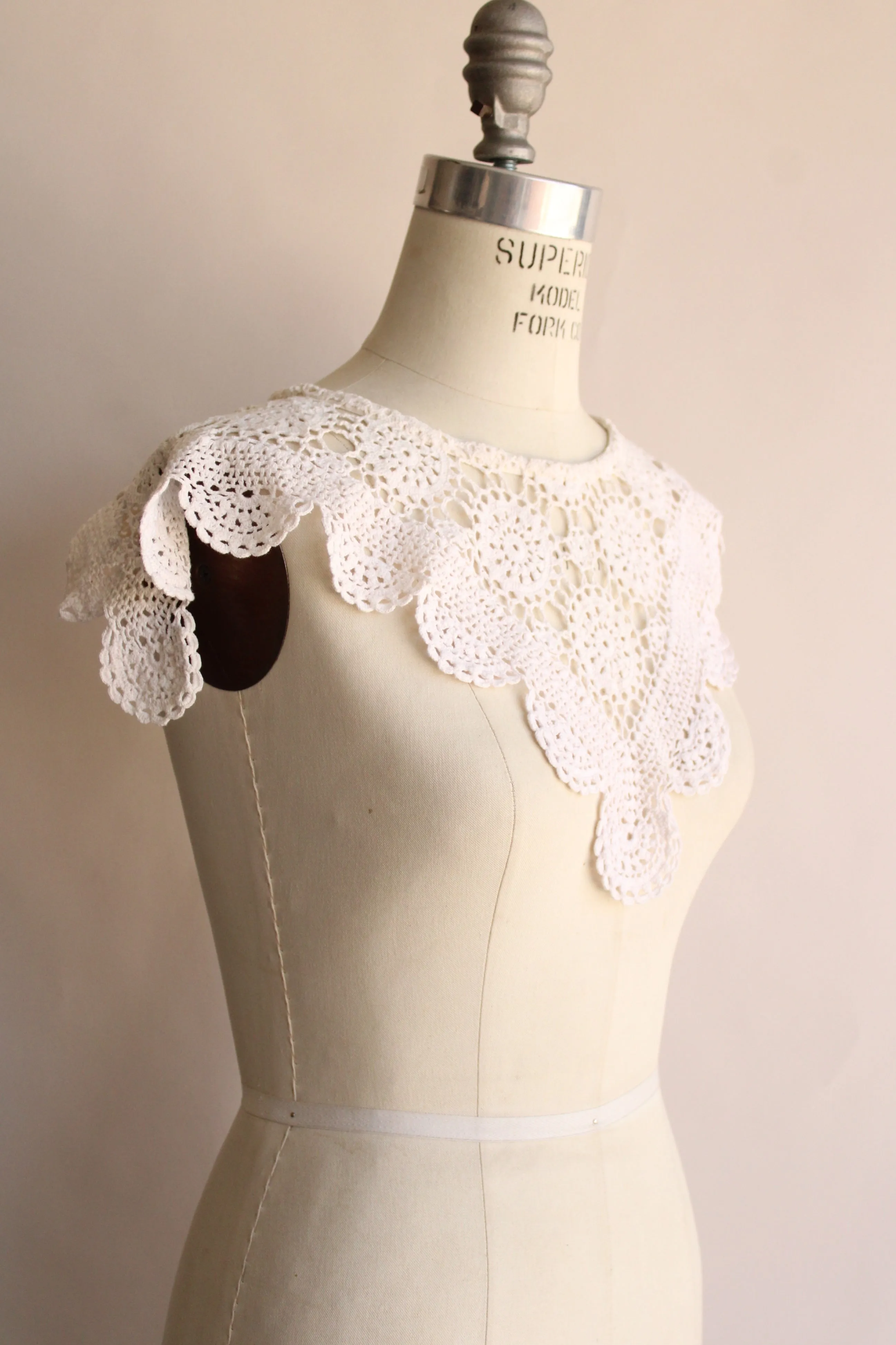 Vintage 1960s Crochet Lace Collar